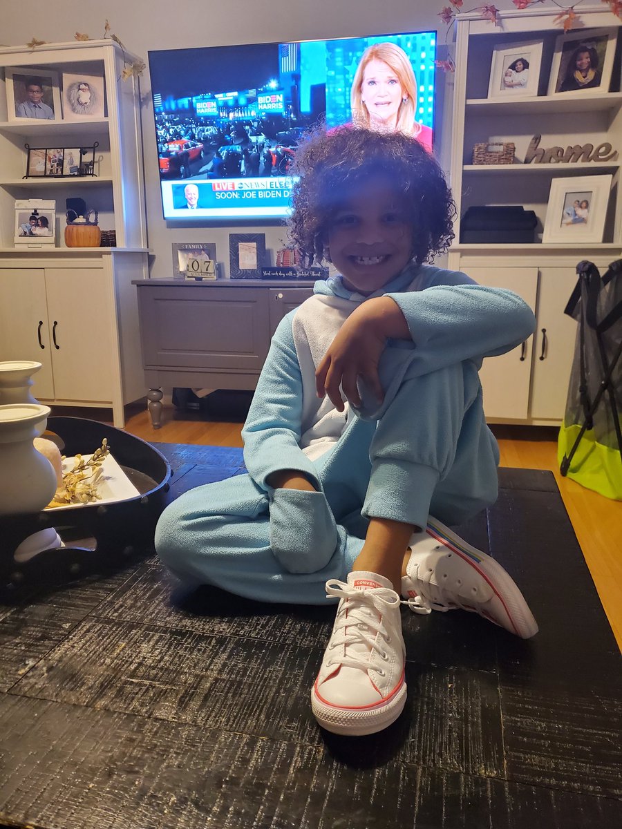 Last night I got to watch history become HERstory with my 8 year old daughter. Now no one can tell her she cant be who she wants to be! She rocking the converses too! <a href="/KamalaHarris/">Kamala Harris</a> #BlackGirlMagic #BlackLivesMatter #KamlaHarris #RubyBridges #RosaParks #browngirlsrock