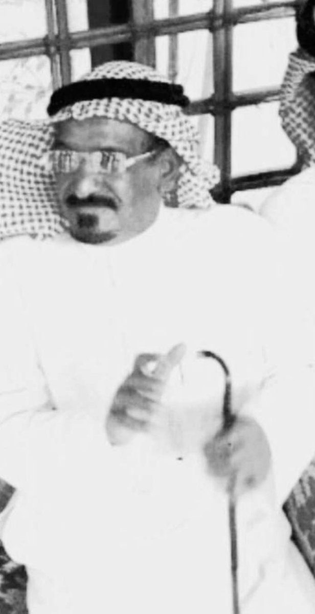 BN_JADLAN's tweet photo. يابو عيونٍ بخمر الـحب سكرانه
ياجرح كبدي عليك ويافري جيبي
,
دامت حياتي وموتي عندك ارهانه
اريحلي الموت من قهري وتعذيبي
,
اقضي علي واركزي فالقبر ريحانه
ولّا انقضي يـا جميله ما عملتيبي
,
ولّا اوقفي وقـفة الـوافي لديــّانـه
وعاملك لين نمشط روسـنا شيبي
الشاعر #سعد_بن_جدلان رحمه الله https://t.co/GtxoxyGYPH