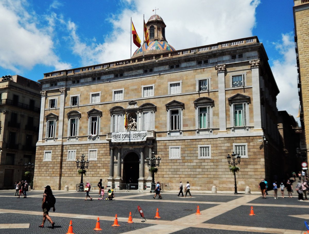 L'ampliació del Palau de la #Generalitat per la plaça Sant Jaume és obra de Pere Blai (1597-1619). Destaca per la façana renaixentista, que s'inspira en els palaus romans. Quatre columnes procedents de Tarraco, que s'haurien importat de la Tròade al s.II dC, flanquegen la porta.