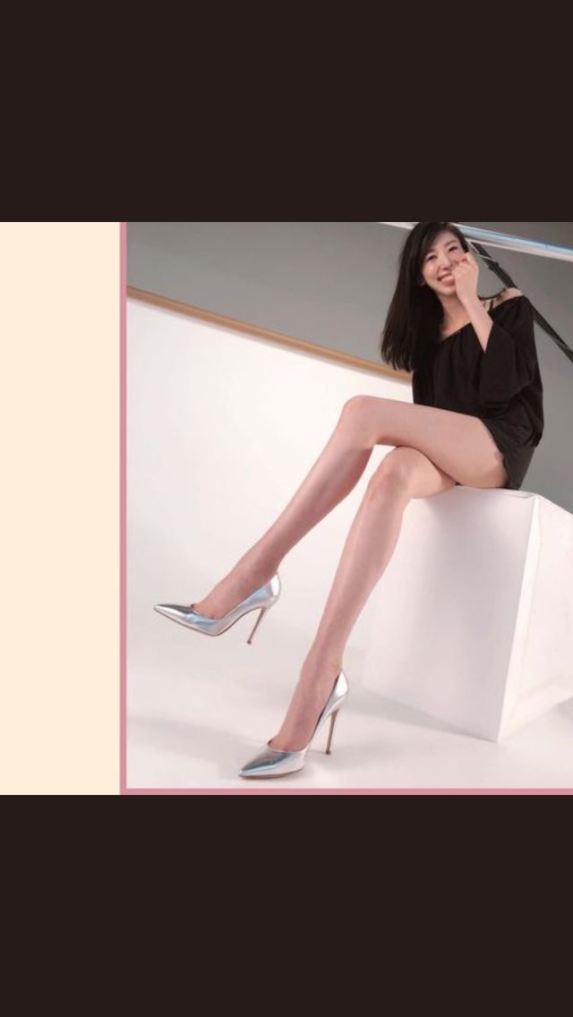 雨野マヒロ Satsuki 56 そうでしょうか ミニスカート体育座りで下着が見えそう と言われてるイラスト を見ましたがしっかり太ももまで隠れてて 実写の二枚目の方が見えそうな構図だと思いました あと斜め下からのアングルも 顔を消さないセクシー