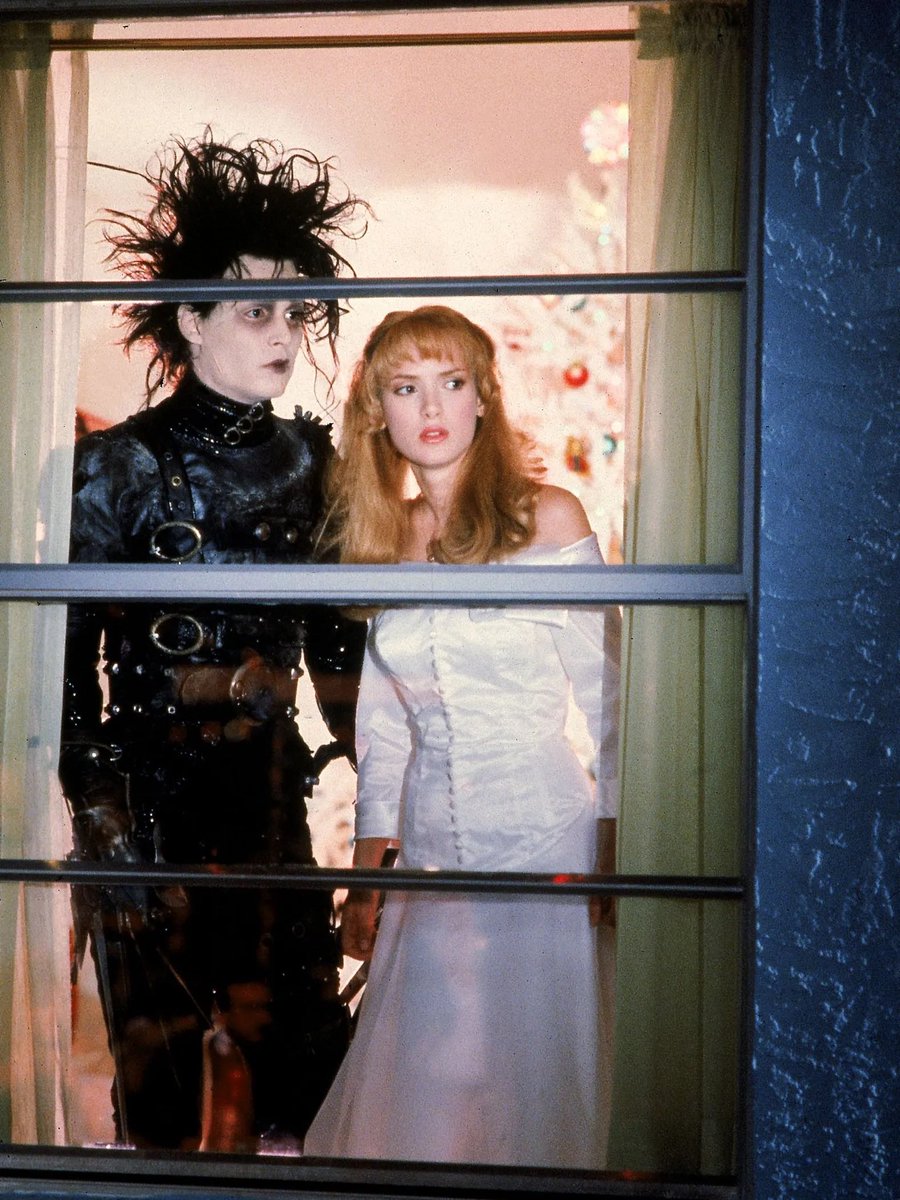 edward scissorhands (1990)there is something so comforting about this movie, maybe it’s just winona ryder or maybe it’s the story? i don’t know for sure but this is a lovely movie, the colors, johnny and winona