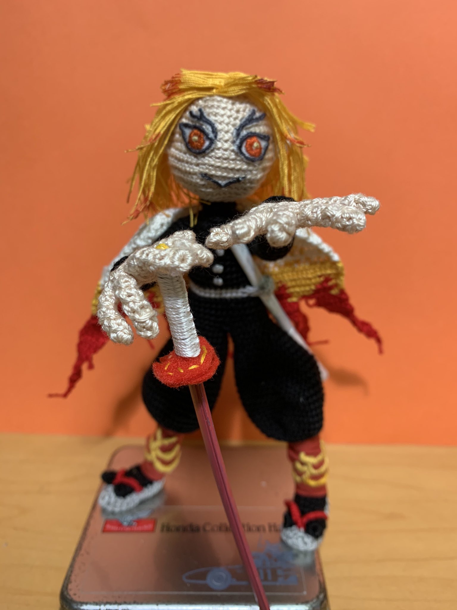 ケロ蔵 あみぐるみフィギュアの顔の作り方を変えて見ました 今までは 表情を上から貼るイメージ お試し版は 上弦の参のアカザのように 目の空間を開けて後ろから布を当てる 煉獄さんは口も開けてみました 表情の幅が広がる感じがします