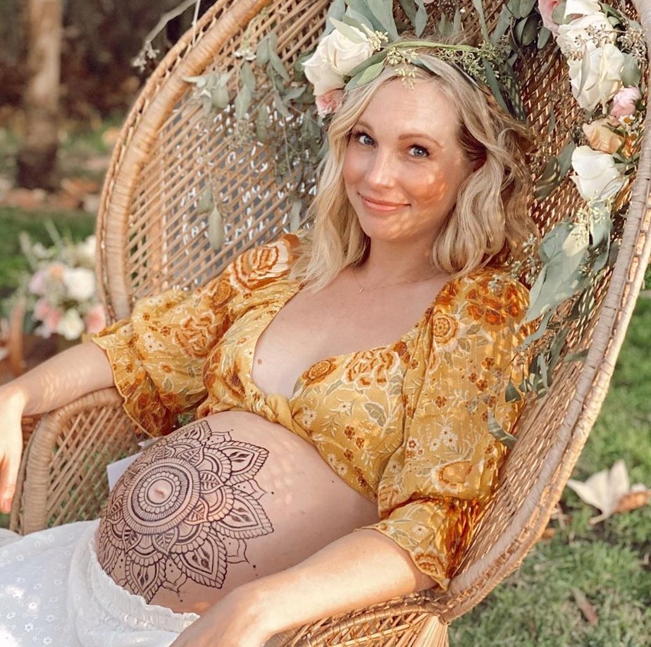 thevampirereels's tweet photo. a caroline mamãe é a melhor notícia do dia! candice perfeita https://t.co/DUW55NnH34