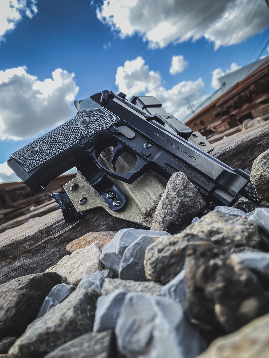 • I N S T A N T A N E O U S • 
You don’t know how much train tracks can help with your photos. It’s absolutely just mesmerizing! Happy freaking Sunday Gunday peeps! 🔥
#berettatribe #winthefight #berettam9a3 #trexarms #trexarmskydex #concealedcarry #tacticallywoke #woke