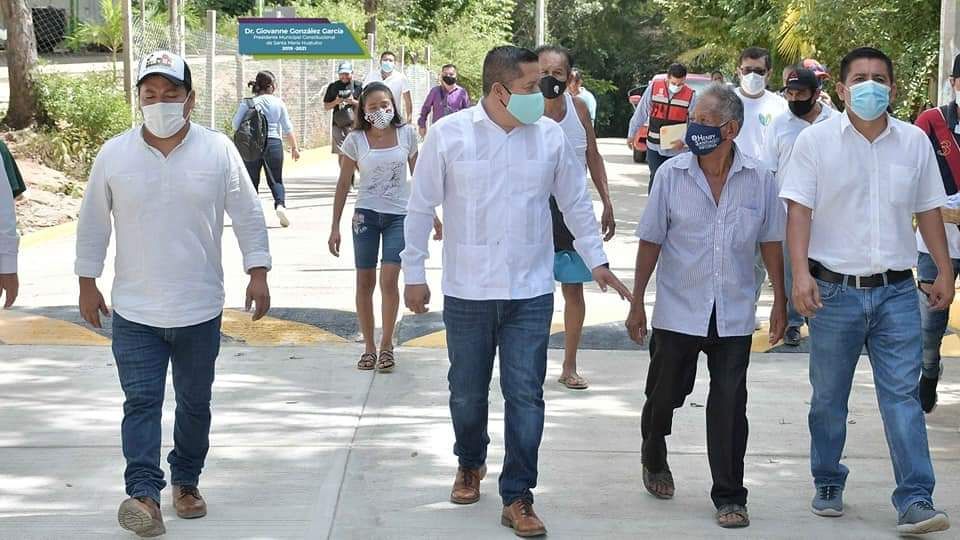 drgiovannehux's tweet photo. Con mucha alegría, junto a colaboradores del  ayuntamiento, acudimos a San Antonio Las Pozas para entregar la obra de pavimentación de mil 400 metros cuadrados a base de concreto hidráulico que nuestra administración realizó en esta comunidad.

#ElCambioLoHacemosTodos https://t.co/UqTRMvsCBh