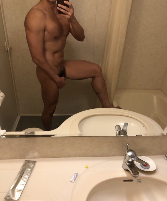 用這張照跟大家說早安😏 星期一又是一週的開始要好好工作 https://t.co/8zR2Z8A1zc<a href="/tag/%E9%98%B2%E7%96%AB%E6%9C%9F%E9%96%93%E8%87%AA%E6%88%91%E4%BF%9D%E8%AD%B7%E9%82%84%E6%98%AF%E8%A6%81%E5%81%9A%E5%A5%BD%E5%96%94"class="tags"><span>#防疫期間自我保護還是要做好喔</span></a>