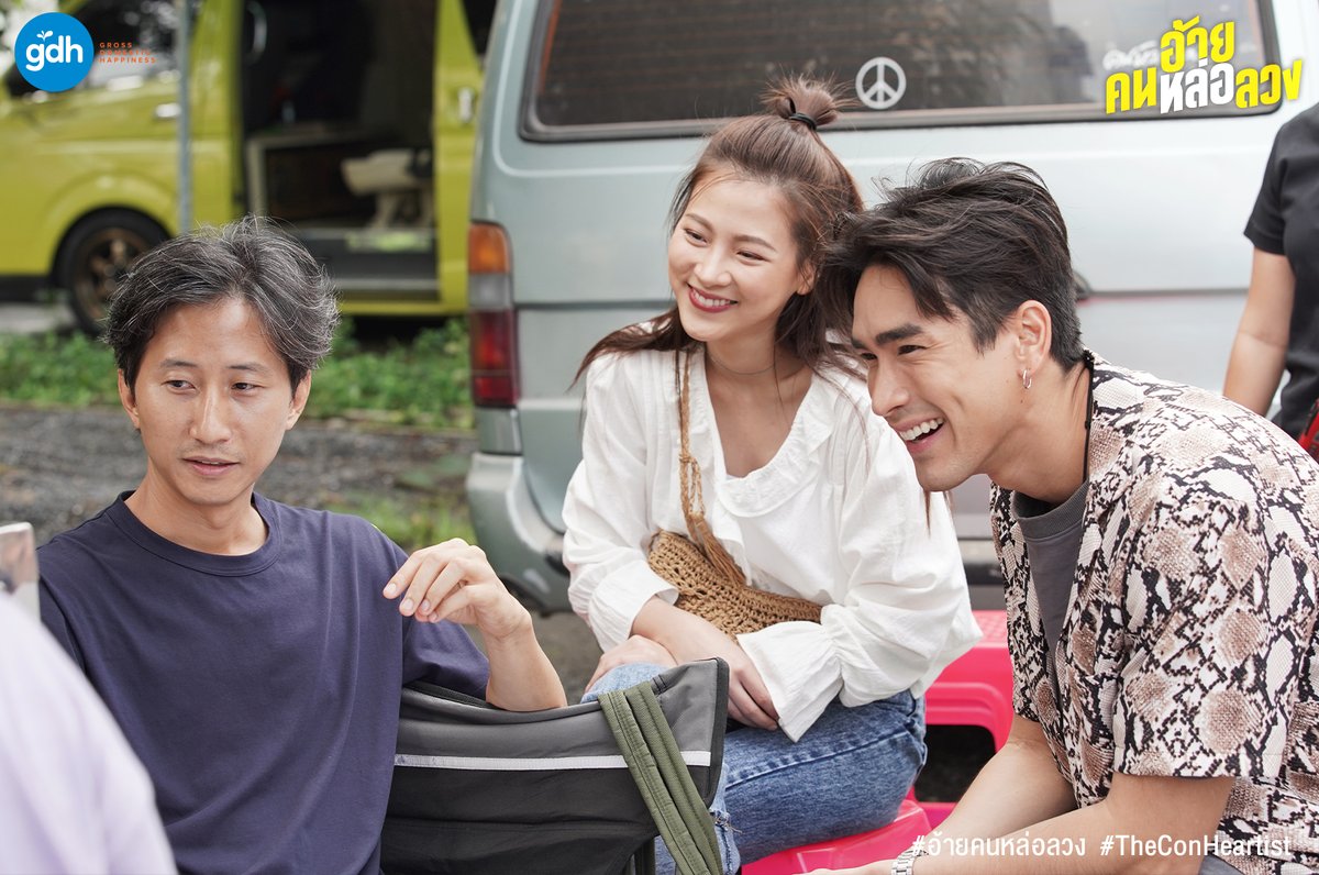gdh559's tweet photo. อ่านเรื่องย่อภาพยนตร์ "อ้าย..คนหล่อลวง" ได้ที่ 
📍https://t.co/fkN4kjJNnj
(3/3)

“อ้าย..คนหล่อลวง”
ภาพยนตร์“หล่อ”แมนติกคอมเมดี้
เรื่องล่าสุดจาก GDH
3 ธันวาคม นี้ 
รวมแก๊งพร้อมตุ๋น ในโรงภาพยนตร์

#อ้ายคนหล่อลวง
#TheConHeartist https://t.co/leOvryP1qo