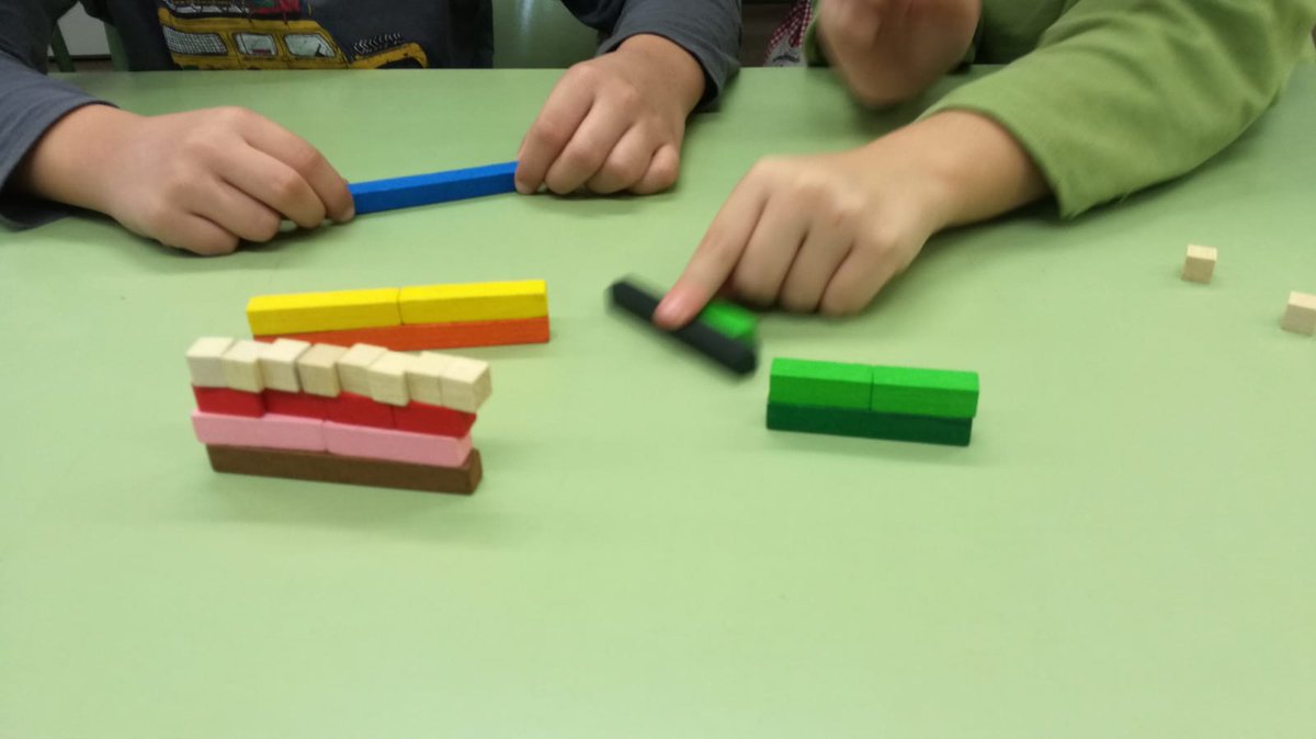 EscPublicaSAFA's tweet photo. #1r Fem servir #reglets. Els reglets són prismes quadrats de diferents alçades i colors que s'utilitzen per representar els números de l'1 al 10.
Estem descobrint a través de la manipulació i el joc maneres de fer #sèries, #descomposició...
#matemàticamanipulativa https://t.co/Gtj0n9HfOa