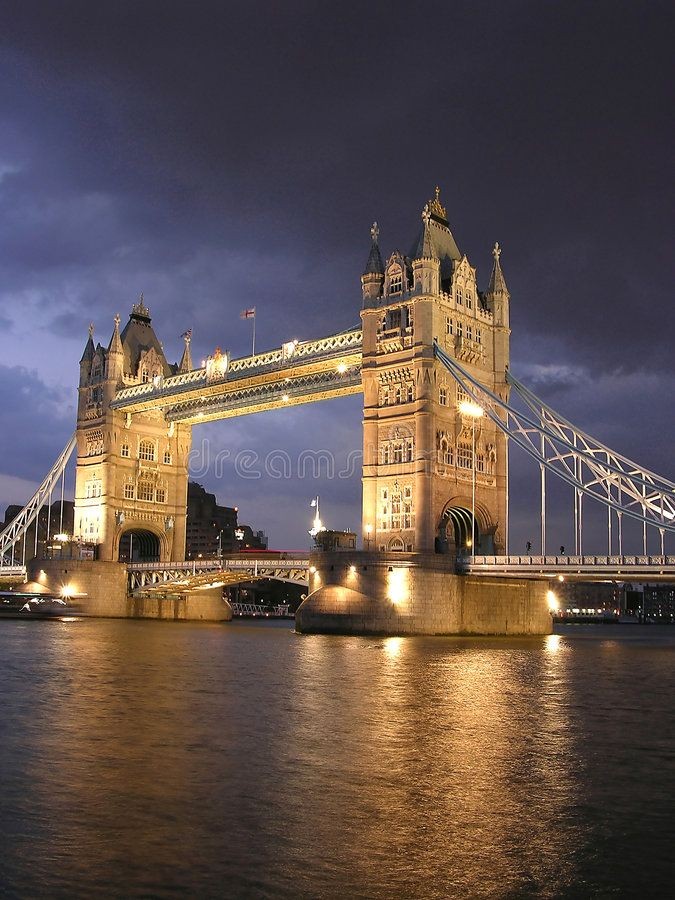 2. London Bridge/Thames River, London(Midnight Memories MV)