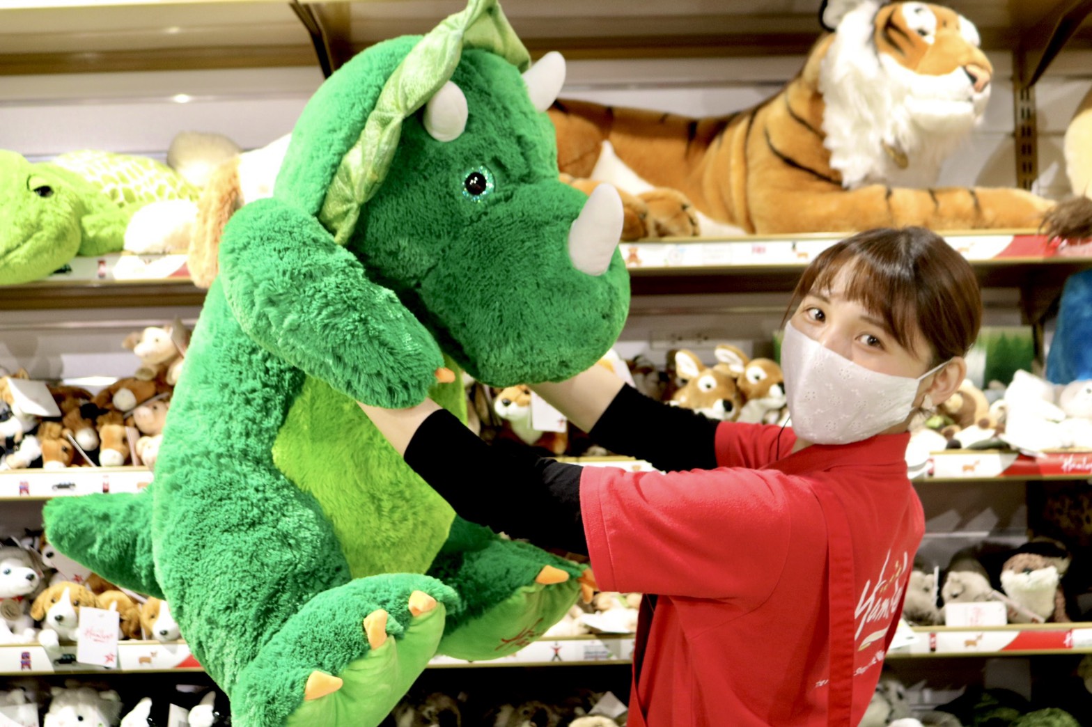 Hamleys Japan ハムリーズ 博多店 寒くなってきましたね ハムリーズにはこんな大きなぬいぐるみもあるよ ギュッと抱きしめたいね Fuzzbuzz Hamleys 恐竜のぬいぐるみ T Co Zgj6mffa1y Twitter