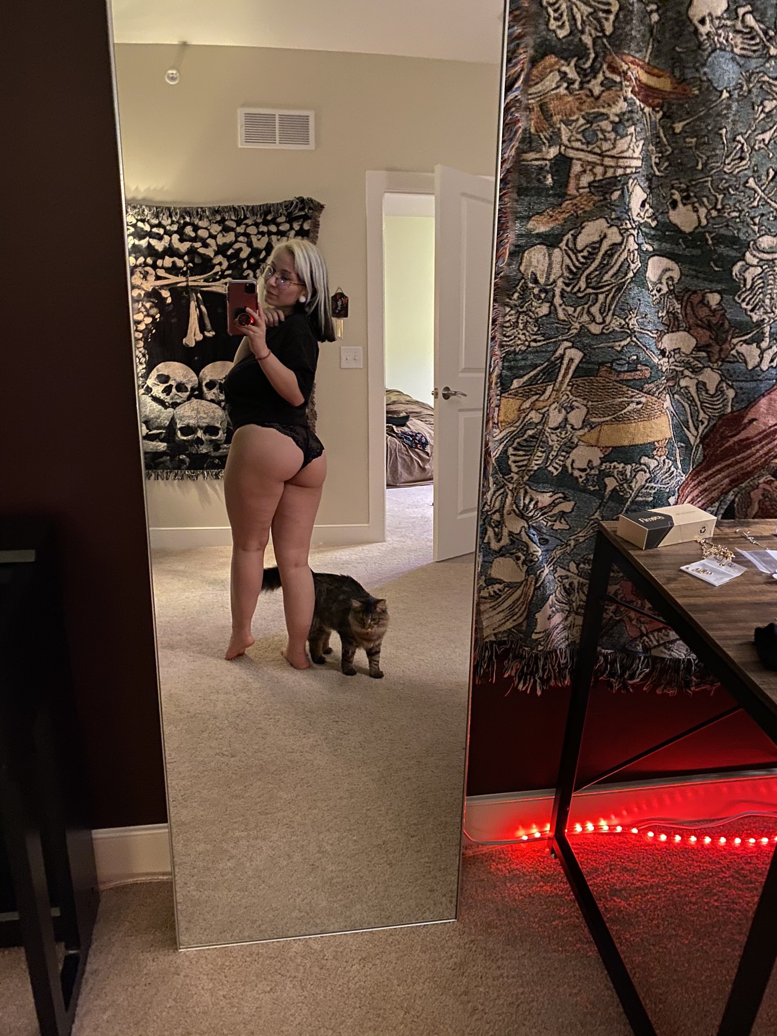 TW Pornstars - 1 pic. Leah. Twitter. I love how much Eggroll follows me  around ☺️. 3:22 AM - 9 Nov 2020
