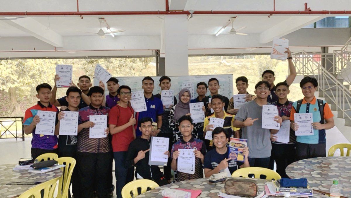 teacherFara's tweet photo. Bakal dirindui✨Tapi tak mengapa, ada masa lagi untuk pulun. Alang alang kali ni asyik postponed exam je jum buat yang terbaik spm ni🔥

Kasi A+ terusssssss lah✨#mrsmpdrm https://t.co/FY5nrUujEI
