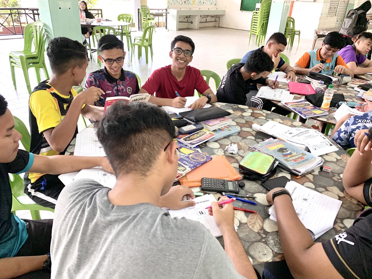 teacherFara's tweet photo. Bakal dirindui✨Tapi tak mengapa, ada masa lagi untuk pulun. Alang alang kali ni asyik postponed exam je jum buat yang terbaik spm ni🔥

Kasi A+ terusssssss lah✨#mrsmpdrm https://t.co/FY5nrUujEI