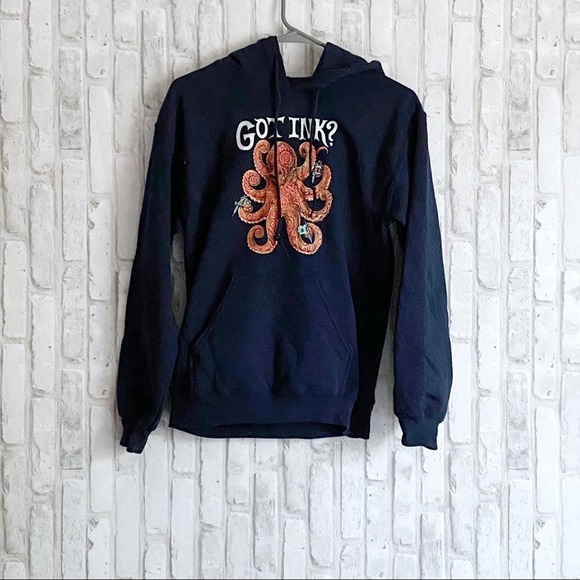 KatherineHummer's tweet photo. So good I had to share! Check out all the items I'm loving on @Poshmarkapp #poshmark #fashion #style #shopmycloset #nike #freepeople #gildan: https://t.co/798z70AREu https://t.co/tSIoT1K3aW