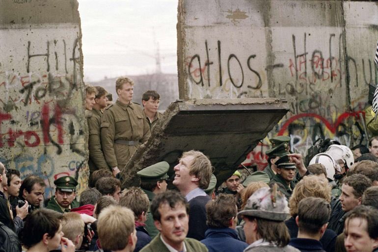 sofilopiccolo's tweet image. [HILO]: Fracasos del comunismo: El Muro de Berlín.

Como hoy es 9 de noviembre (aniversario de la Caída del Muro de Berlín), les dejo, para que disfruten, el hilo de uno de los mayores fracasos del comunismo.