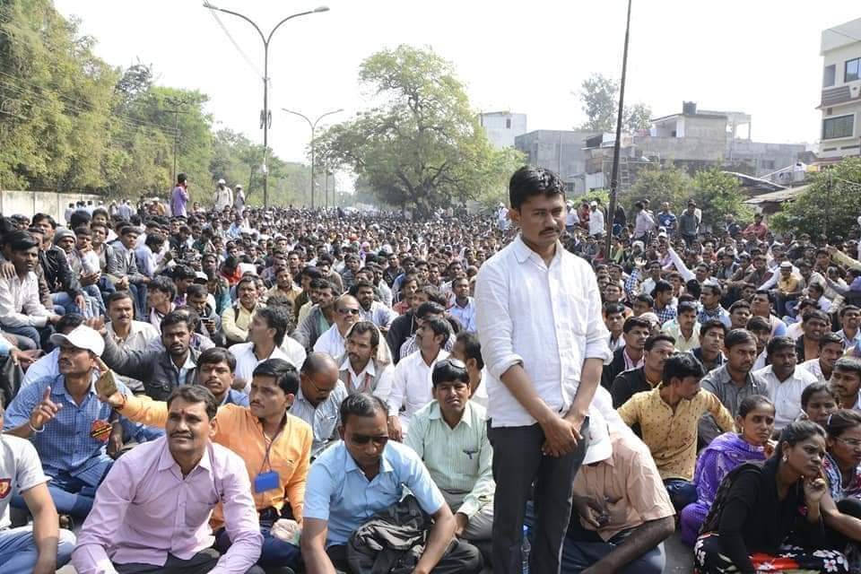KadamBhujang's tweet photo. गरिबाचं लेकरू जाणार विधानपरिषदेवर... 
ते पण आपल्या हक्काच्या लोकांच्या मतदानावर
पदविधरांच्या प्रश्नांना वाचा फोडणार
#आपला_सिद्धेश्वर  #पदवीधरांचा_आमदार_होणार_जबाबदार_उमेदवार #सिद्धेश्वर_मुंडे_पदवीधरांचा_सर्वसामान्य_आवाज https://t.co/7i5HzU12Ui