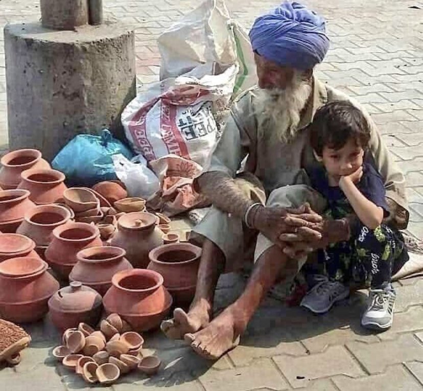 AnupKhamaruOFC's tweet photo. Let's bring a smile on the face of these poor Street Vendors on this #Diwali.

Be "Vocal for Local".
#Local4Diwali 
@BJPHooghly @BJP4Bengal @BJP4Arambagh @BJP4Serampore @BJP4India https://t.co/UmByWXD38l