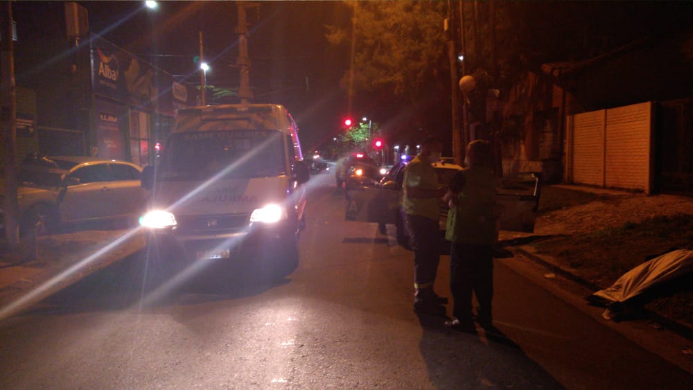ElfutbolQAC's tweet photo. #Quilmes #Urgente Calchaqui y Laprida un delincuente intenta robar una moto y recibe 3 disparos. Muere en el lugar. #SameQuilmes confirma la muerte y policia trataba de establecer como se dieron los hechos. Via @HechoenQuilmes https://t.co/cqIjk0YRLD