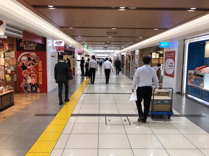 〜忍極散歩〜東京駅キャラクターストリート東京駅の地下に存在する天国。一通りのキャラもののグッズショップはあるし美味しいご飯のお店も沢山。東京にいらした際は是非行くべきです。 