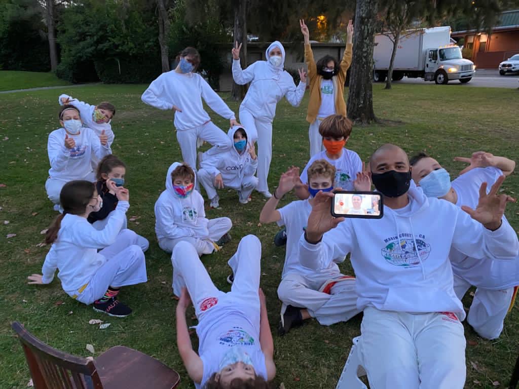 ABADAMarin's tweet photo. When outdoor and virtual capoeira class works together...
Last Friday, our teens class was lead by Professor Ferrugem.  Everybody trained hard and had a lot of fun 🤩 check out the pictures!!!! Mais uma vez Muito Obrigado ao Nosso Querido Amigo 💙❤️🤍. #teenclass #abadamarin https://t.co/clZW2EWMtp
