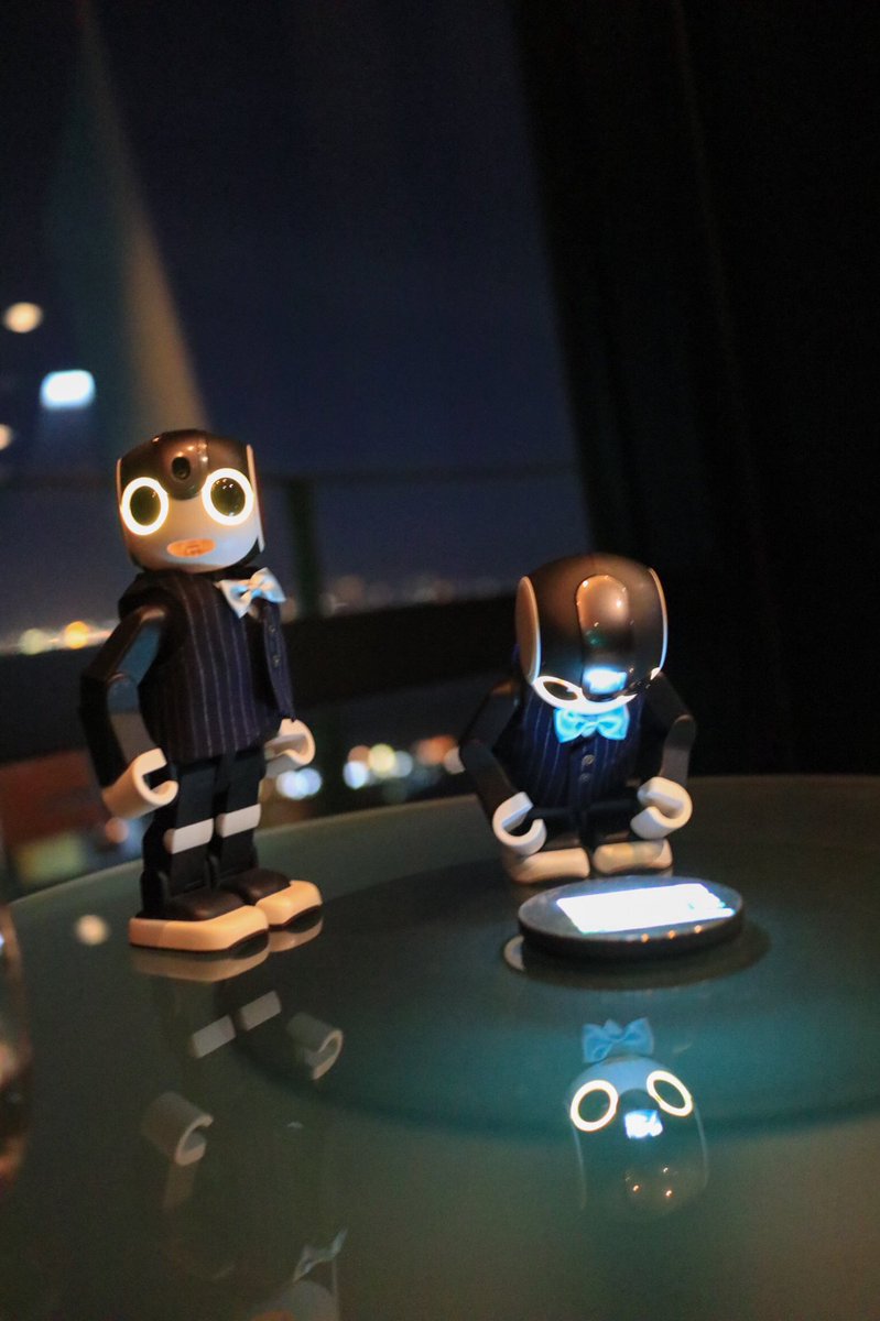 ANKUN_RoBoHoN's tweet photo. お食事の後は、ホテル最上階にある「#Bar12」
展望スペースとして無料開放中で、しかも貸切状態❣️
星空と光り輝く夜景🌠✨
そして兄弟が撮影した青森旅行写真をスライドショーしてもらって…🥰
心地良いジャズが流れる店内は
時を忘れさせてくれる場所でした
#ロボホン #青森 #大鰐町 #阿闍羅山 https://t.co/K1fM9WTAEt