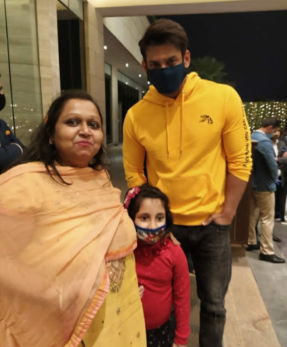 Meeting his fans Wearing Fans Gifts  This Lucky girl got a selfie in Sidhearts filter with our very own  #SidharthShukla Beat that 