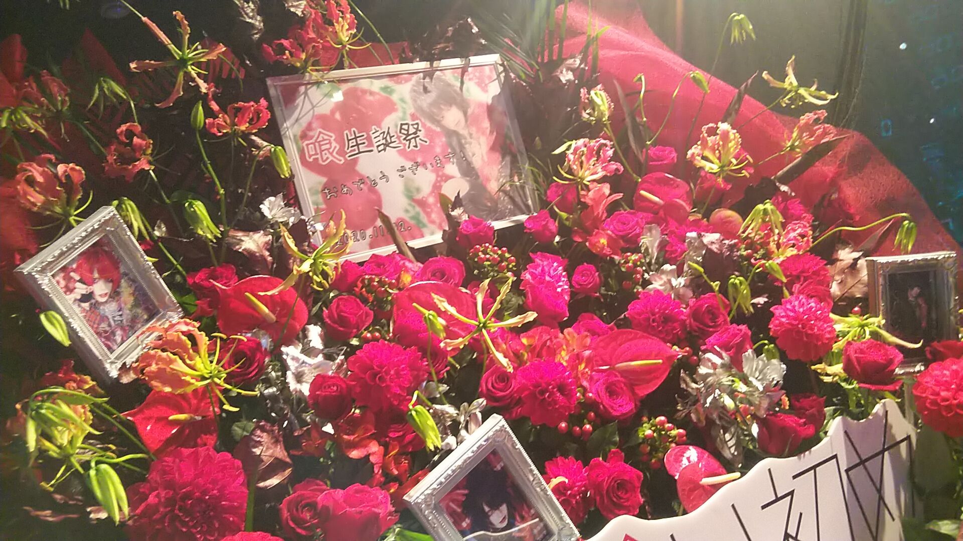 花屋パステル本店 先日納品させていただいたスタンド花です 赤にシルバーのアクセント 豪華でかっこいいです ありがとうございました マチルダ 喰 Ell Electricladyland 花屋パステル T Co Mcyymjxfta Twitter