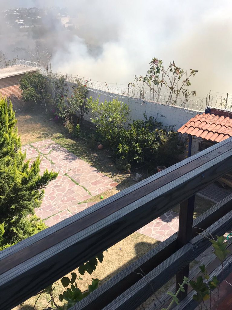 troldans's tweet photo. El fuego rodeó mi casa, con mis hijos durmiendo dentro.
¿Porque no fui a la fiscalía antes? 
Llegue de Guerrero el viernes 8:00 pm, mis hijos estaban crisis y fue muy doloroso verlos así.
El sábado me tome el día para tomar las cosas con calma. 
Domingo no laboran la fiscalía. https://t.co/Q6T4GQ7qFJ