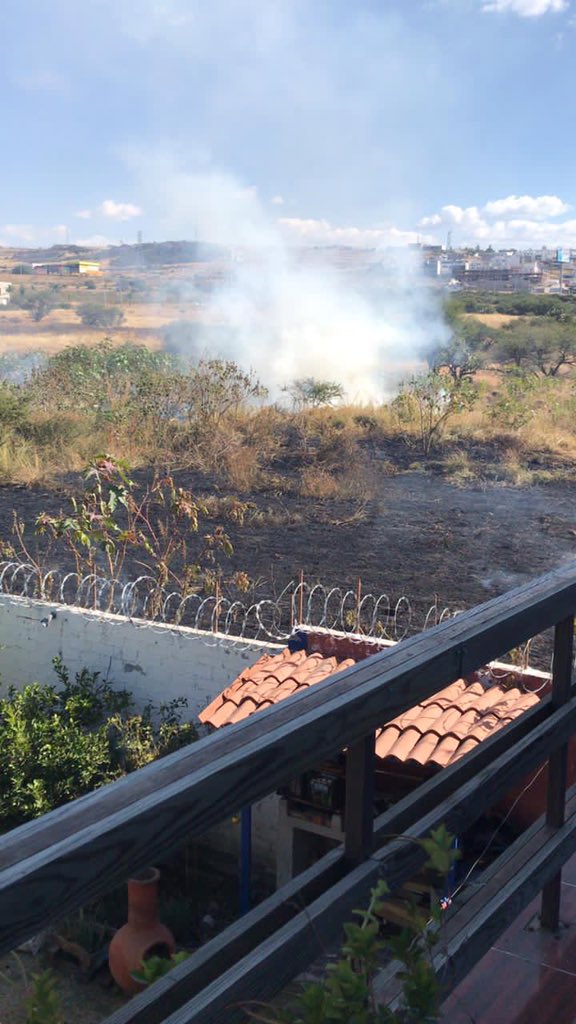 troldans's tweet photo. El fuego rodeó mi casa, con mis hijos durmiendo dentro.
¿Porque no fui a la fiscalía antes? 
Llegue de Guerrero el viernes 8:00 pm, mis hijos estaban crisis y fue muy doloroso verlos así.
El sábado me tome el día para tomar las cosas con calma. 
Domingo no laboran la fiscalía. https://t.co/Q6T4GQ7qFJ