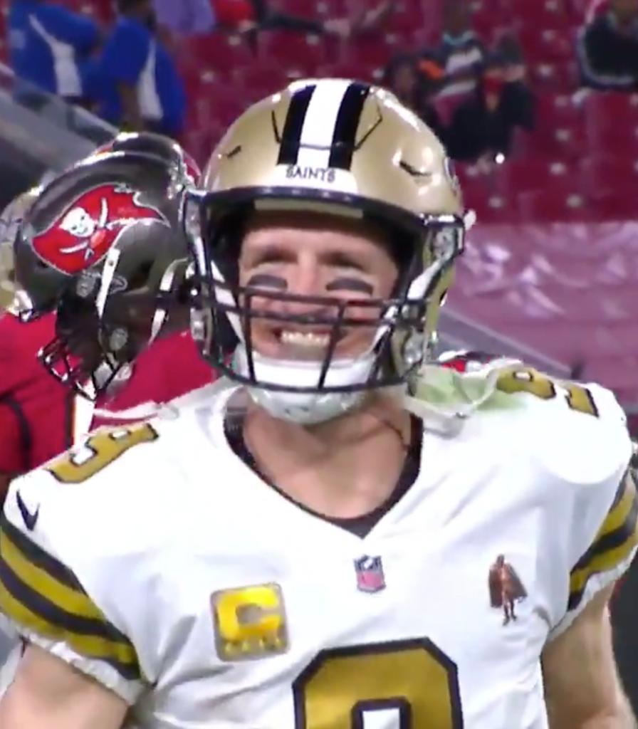 SportsCenter's tweet photo. Two different nights for two legendary QBs. 

🏴‍☠️ Tom Brady: 22/38, 209 Pass Yards, 0 TDs, 3 INTs
⚜️ Drew Brees: 26/32, 222 Pass Yards, 4 TDs, 0 INTs https://t.co/FT19lECGi2