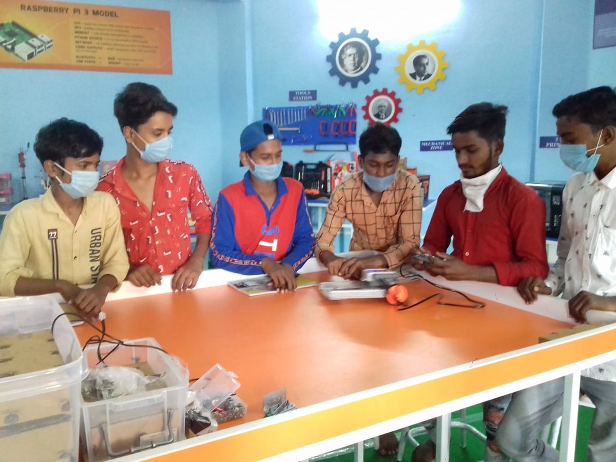 UnisedIndia's tweet photo. Preparing youth to be makers who fuel #MakeinIndia — students of Chachora School, #MadhyaPradesh getting u introduced to robotics and #AI for autonomous vehicles.

#nexusofgood #accesstoscience #indiainnovates https://t.co/rPA6faZTgb