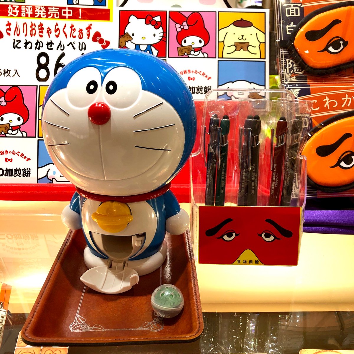 にわかせんぺい本舗 東雲堂 東雲堂博多駅マイング店 Ming Hakataでは 商品 お菓子やグッズ を3000円 税込 以上お買い上げの方にオリジナルの タッチペン を プレゼントいたします ドラえもんのガチャガチャで出た色の タッチペンをgetし