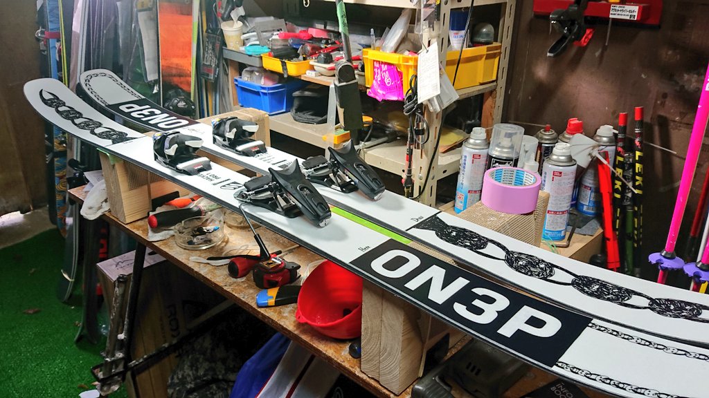 SkiBoardshopNRS's tweet photo. 本当にありがたい事に沢山の御注文と沢山の作業依頼を頂戴しております(^-^)v  冬目前、このまま突っ走って最高のスキーをお届けしたいと思います(^-^)/ 
ON3P Huckel × Look P12
#ON3P
#skishopNRS https://t.co/0X1Pu3JiM6