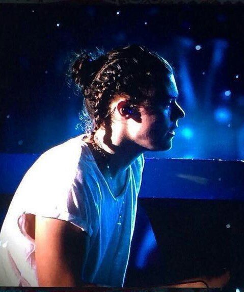 here’s a thread of harry in braids bc i love it sm