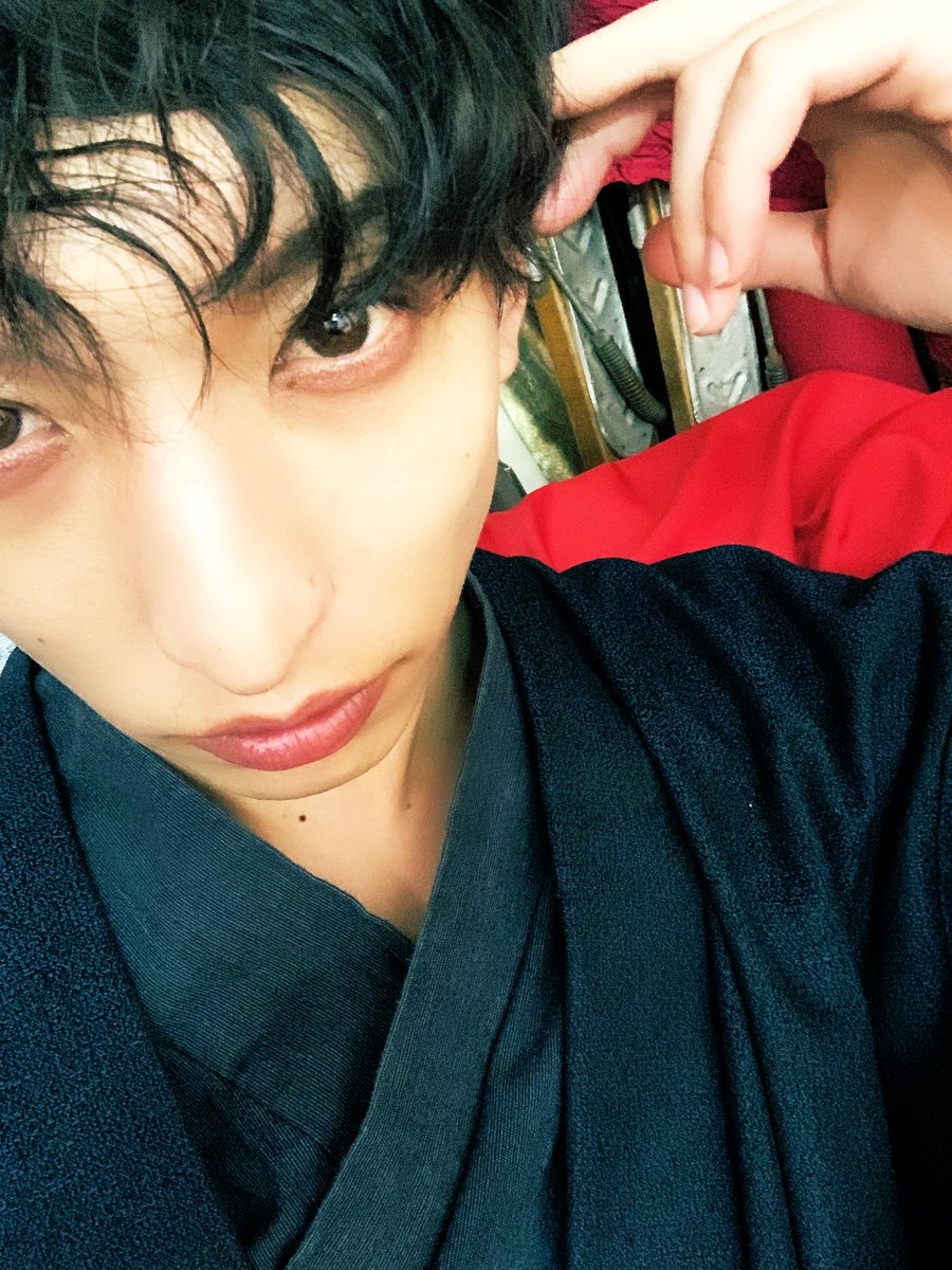patch_run's tweet photo. 連日のハードな稽古を終え、
本日よりクランクイン…

まずは『銀河鉄道のなかで』

太宰治先生、宜しく頼みます。
#FIRSTBOOKS https://t.co/VetNtgTqNV