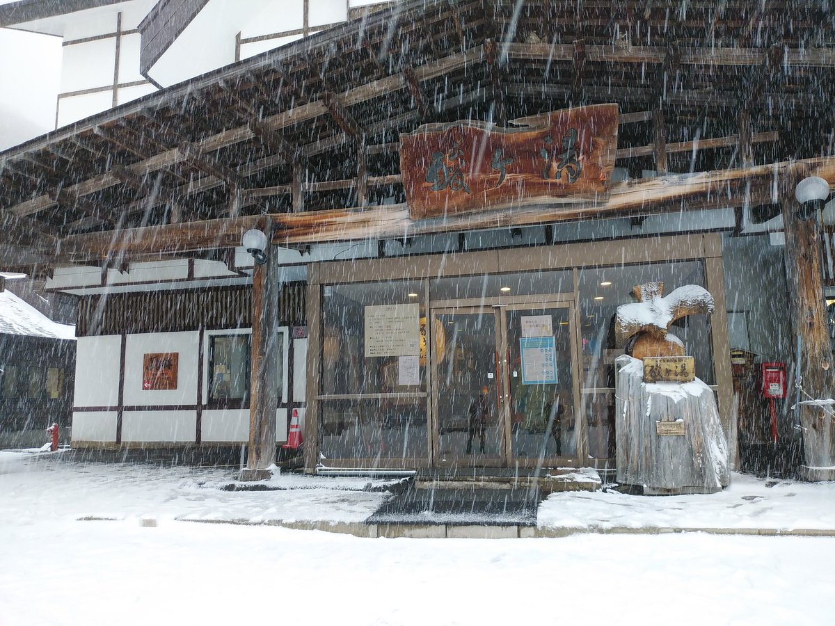madai68's tweet photo. 気温氷点下2℃、雪降ってます。積もりそうです。 https://t.co/FpIozu9Ib4