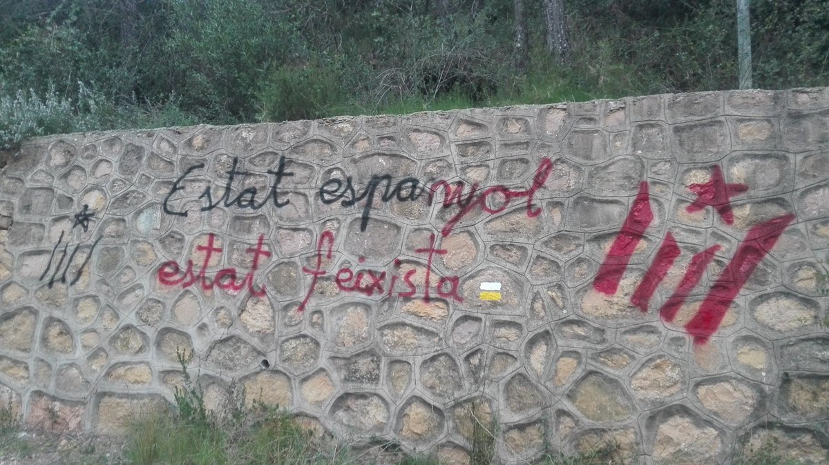 4_ferran's tweet photo. L'estat espanyol, seguint la seua senda de represió, coacció, criminalització, ... del nostre poble i la seua gent, a consumat fa uns dies la seua amenaça contra la meua persona aplicant la #LleiMordassa amb un nou muntatge policial i polític. Obric fil: https://t.co/wiuJyLj83l