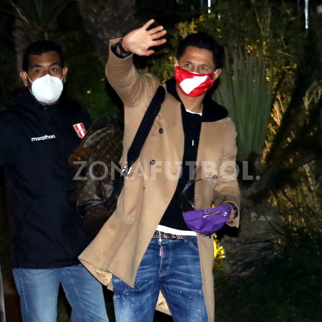 zonafutbolpe's tweet photo. ¡GIANLUCA LAPADULA YA ESTÁ EN PERÚ! El delantero arribó al hotel de concentración hace instantes (23:25) y estará disponible para enfrentar a Chile y Argentina.

📸: Diego Vertiz/Zona Fútbol https://t.co/ZxpKjTM6B6