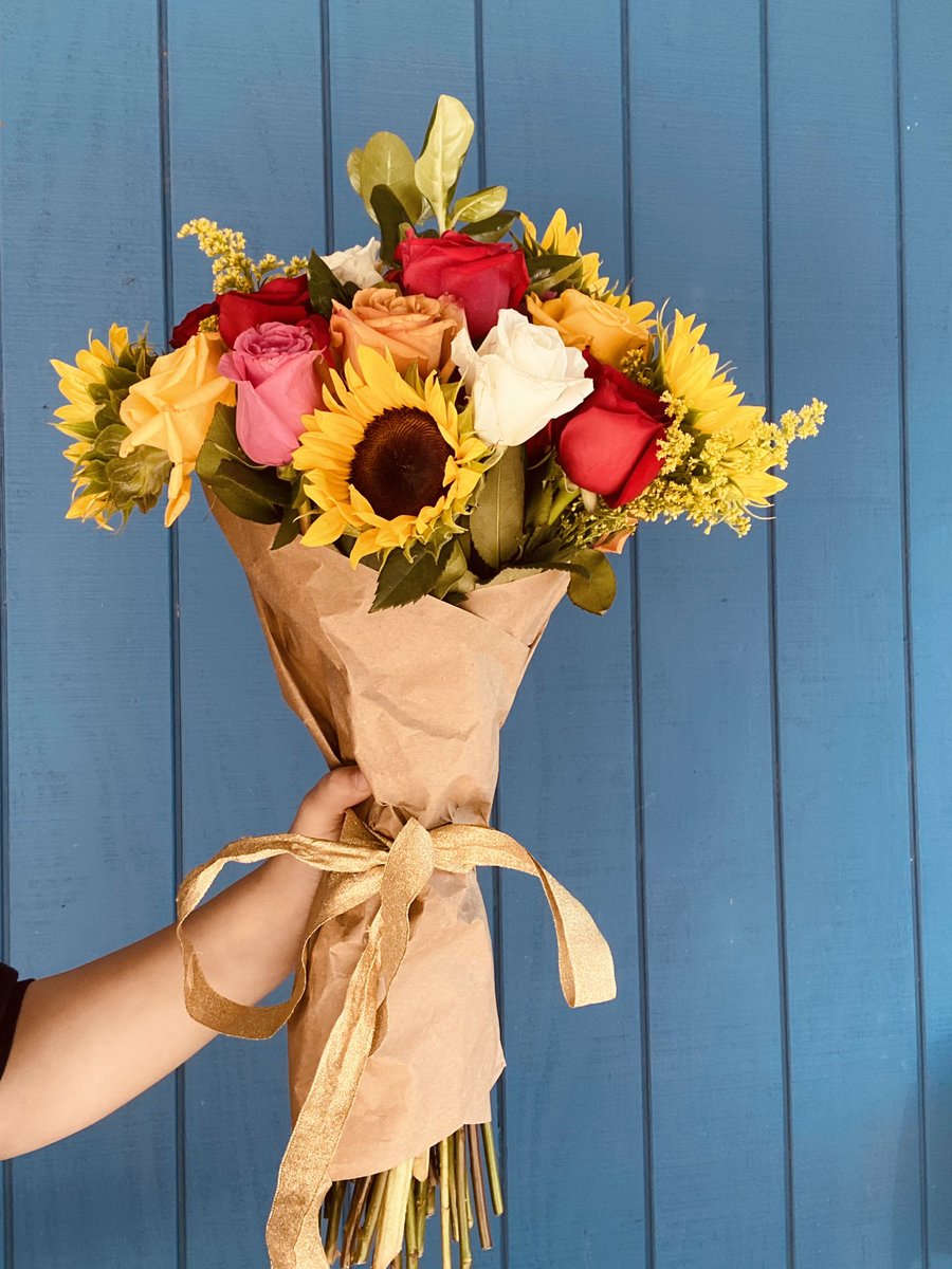 lynsbouquet's tweet photo. Sunflower and colorful roses bouquet 💐🌻 
.
.
.
#sunflowers #colorfulroses #lynsbouquet #redroses #pinkroses #orangeroses #whiteroses https://t.co/FcUgUUVdDN