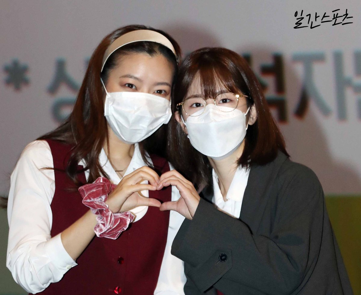삼토반 피날레 무대인사💕 📺https://youtu.be/pPT7oIhg40g #영화 #삼토반 #삼진그룹영어토익반 #고아성 #박혜수 #이솜 #이주영 #무대인사Translate post