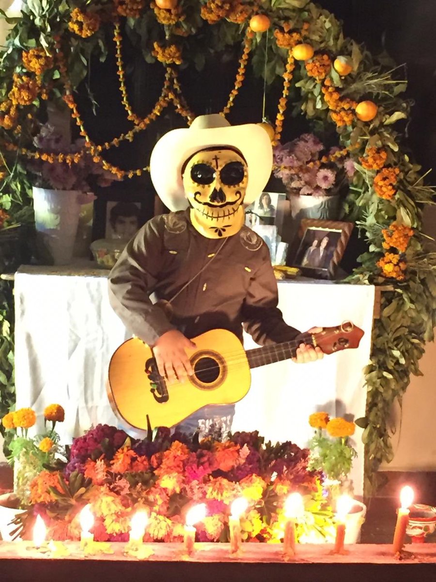armoherbertz's tweet photo. It’s a wrap! Hoy terminamos la grabación del video musical del son huaxteco “La Llorona” de @TlacuatzinTrio con la participación de mi sobrino nieto Julio César, quien ama nuestra tradición del huapango. #LaLloronaTlacuatzinSonHuaxteco #GasJeblaSLP #MarkMusicMX #LaHuaxtecaEsMía https://t.co/tjy2OpZqTx