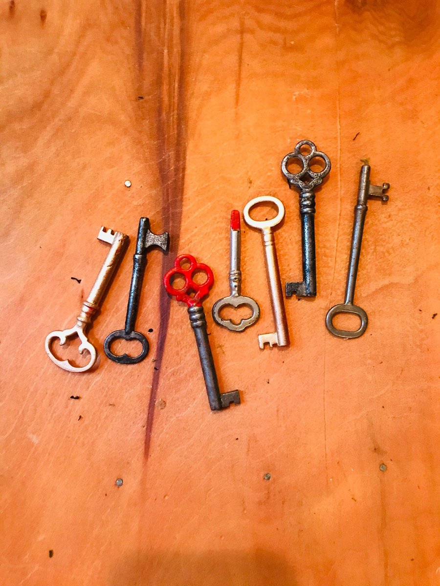 VintageReinvent's tweet photo. Antique Keys, Set of Five, Gold, Red, Black Skelton Keys, Jewelry, Charms, by VintageStudioSupply https://t.co/vTTl08ZVPQ #antiquekeys #setoffive #brasskey #paintedkey #shadowbox #assemblagekey #charmkey #jewelrysupplies #walldecor https://t.co/IoNQcx0JWl