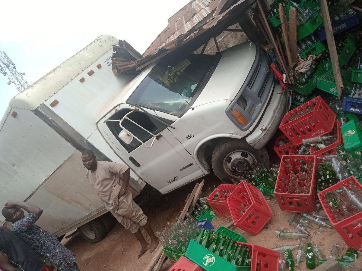 offic_bluetooth's tweet photo. @cuppymusic I have good feelings for 2021, this happened day before yesterday, my truck busted into 3 shops, not feeling too well  😔😔😔 2💔2💔 https://t.co/ifaEBn41zf