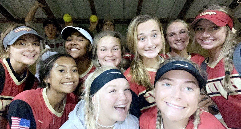 At the Top Club national this weekend.  Ladies lost 1st bracket game which put us in tier 2 bracket.  We did what we should do going undefeated and taking 1st. These girls are dangerous when they put it all together.  #EPSYD <a href="/Epic__SB/">Scotty Smith</a>