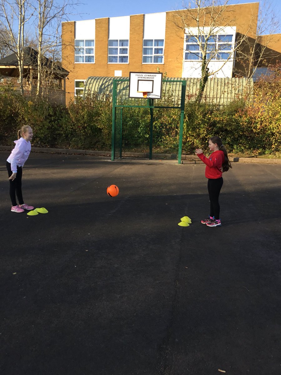 Springwood_Prm's tweet image. #springharlech are learning all about football with @CardiffCityFC huge thank you to Chloe and a Emily the dog for coming in to our school to help us.