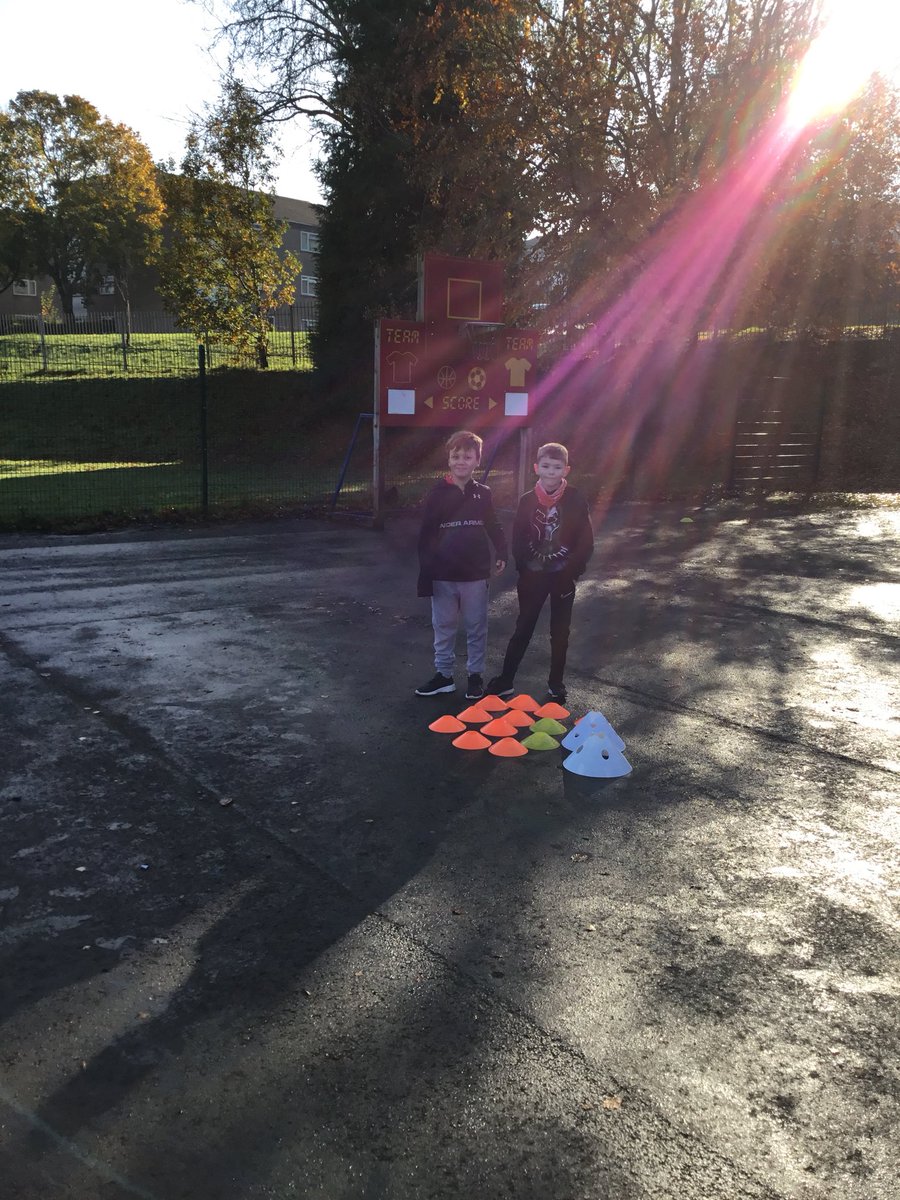 Springwood_Prm's tweet image. #springharlech are learning all about football with @CardiffCityFC huge thank you to Chloe and a Emily the dog for coming in to our school to help us.