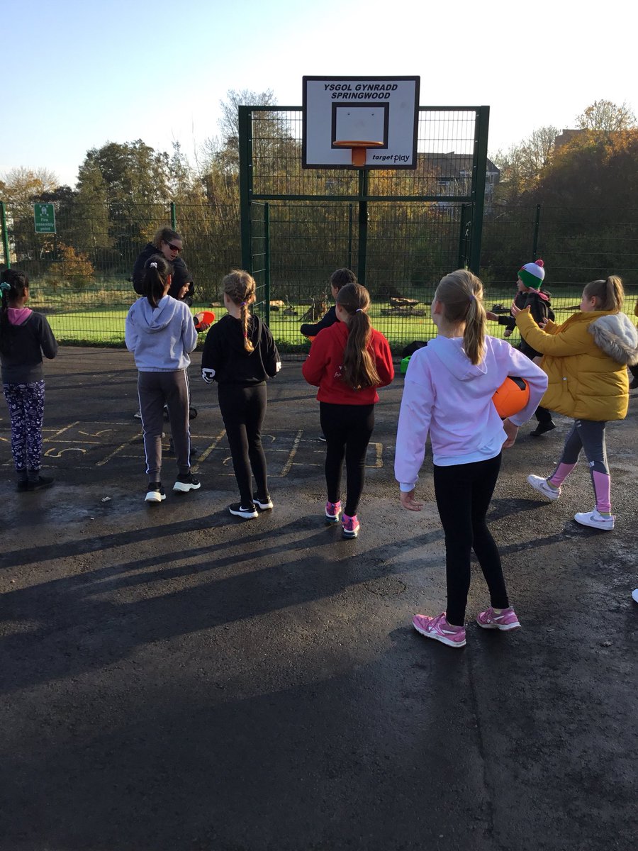 Springwood_Prm's tweet image. #springharlech are learning all about football with @CardiffCityFC huge thank you to Chloe and a Emily the dog for coming in to our school to help us.