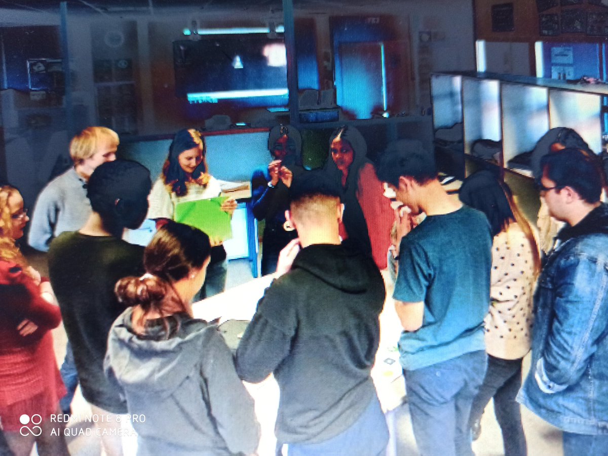ecogestbx's tweet photo. 150 élèves "Créateurs de Solidarité" oeuvrent pour le vivre-ensemble au LP Antoine Lomet d'Agen.
Co-construction ateliers "Made in" qui retracent la fabrication d'un smartphone sous forme de jeu de rôles et d'énigmes. 
#RADSI #chefoeuvre #lyceeLomet
@Dsden47 @AcBordeaux https://t.co/y5Ypi84K0p