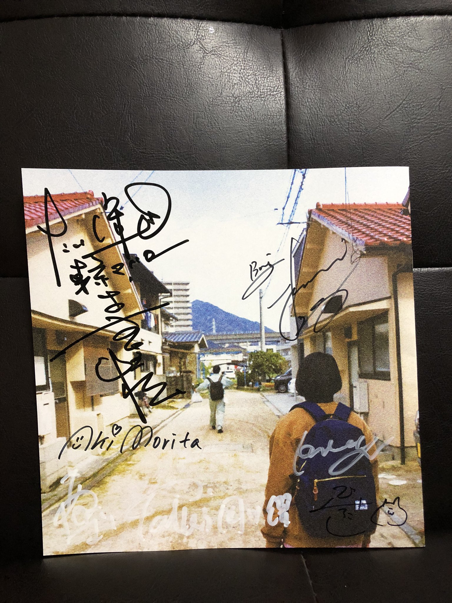 映画と音楽とアートを愛でる会 セナのまわり道 クラファンリターン品のサイン入りパンフ到着しました 表も裏もびっしりサイン ありがとうございました 作品も何かしらの形で観れる日を楽しみにしてます セナのまわり道 森岡利行 郷田マモラ 木下