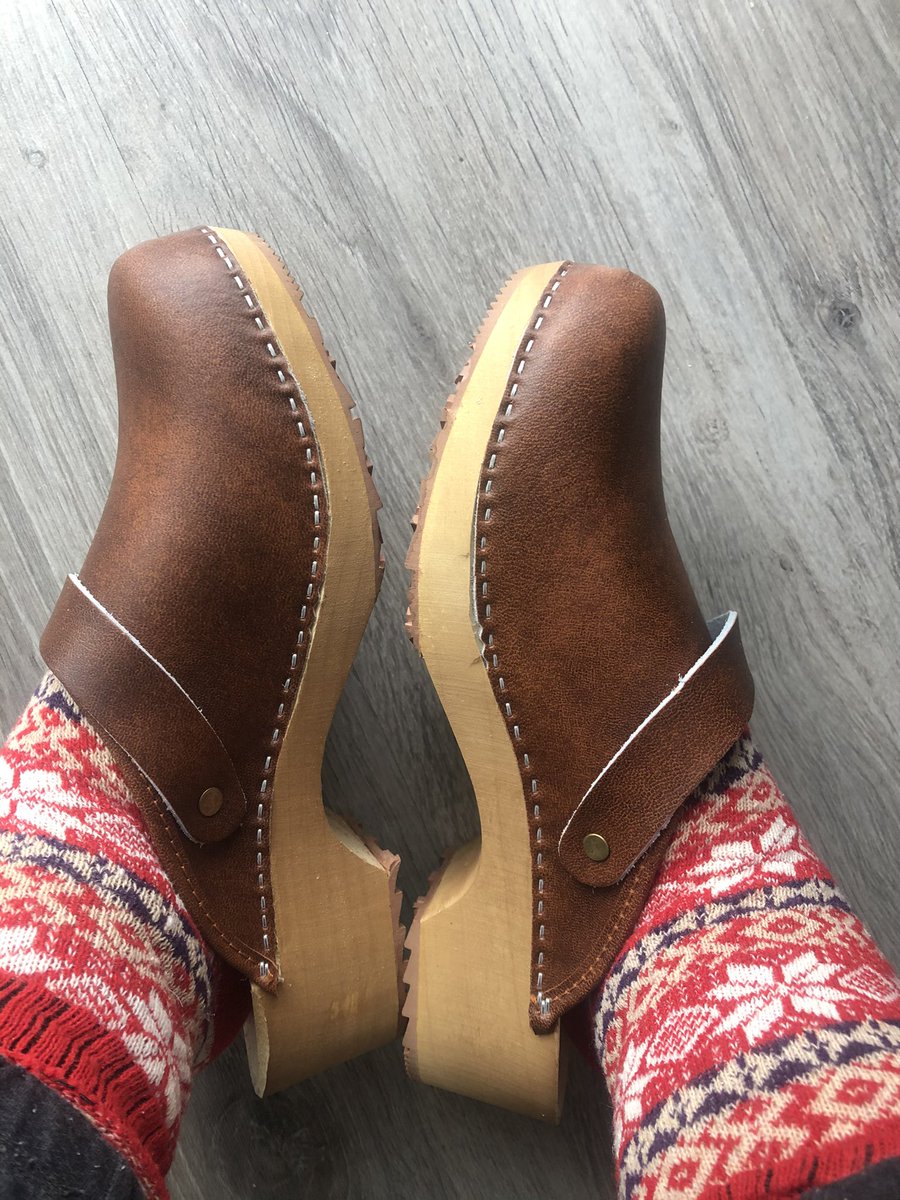 conVdeVi's tweet photo. No puedo estar más contenta con mis zuecos #clogsandsocks https://t.co/HZHlTGjfmH